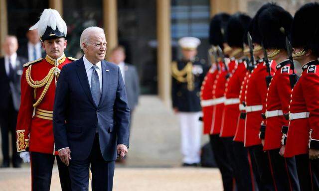 Joe Biden auf Schloss Windsor beim Besuch von Queen Elizabeth II., die Reihen der Guard of Honour abschreiten. 