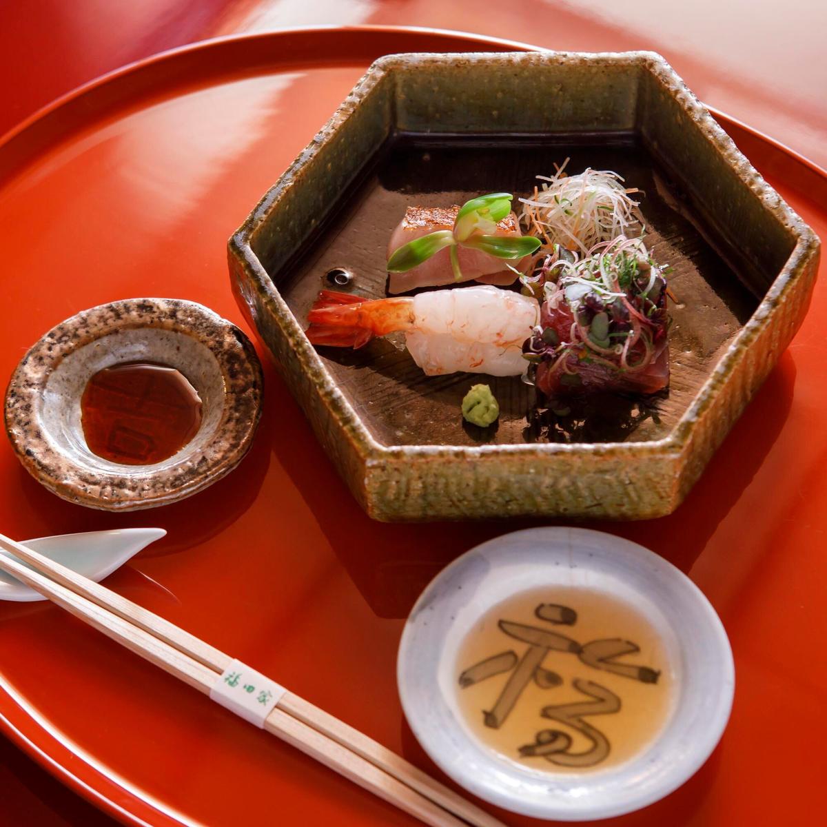 Lassen Sie sich von der köstlichen Kaiseki-Küche überraschen.