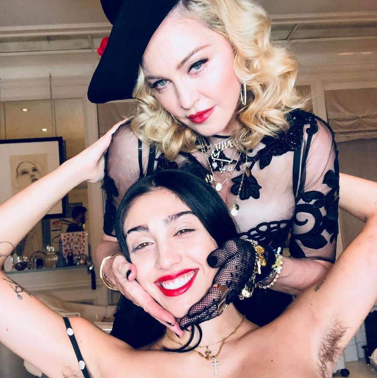 Popstar Madonna und ihre 21-jährige Tochter Lourdes "Lola" Ciccone Leon feierten gemeinsam Silvester - das feierliche Instagram-Posting nutzten einige Menschen allerdings als Anlass, um über Leons Achselhaare herzuziehen. "Bring sie dazu, sich zu rasieren, es ist ekelhaft", schrieb "ms_cammarata" darunter. "nanafromparis" entgegnete: "Es ist natürlich, finde dich damit ab."