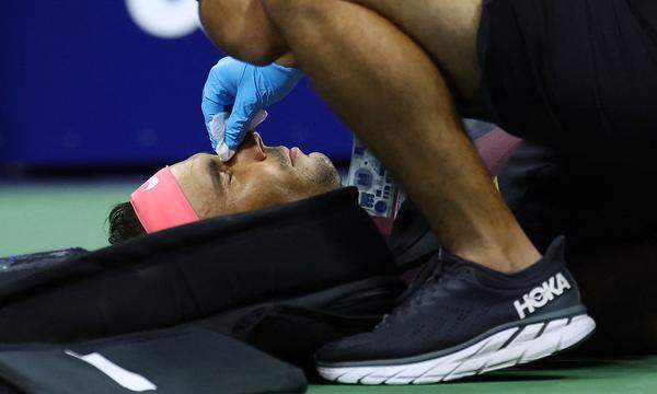 Rafael Nadal wird an der Nase verarztet.