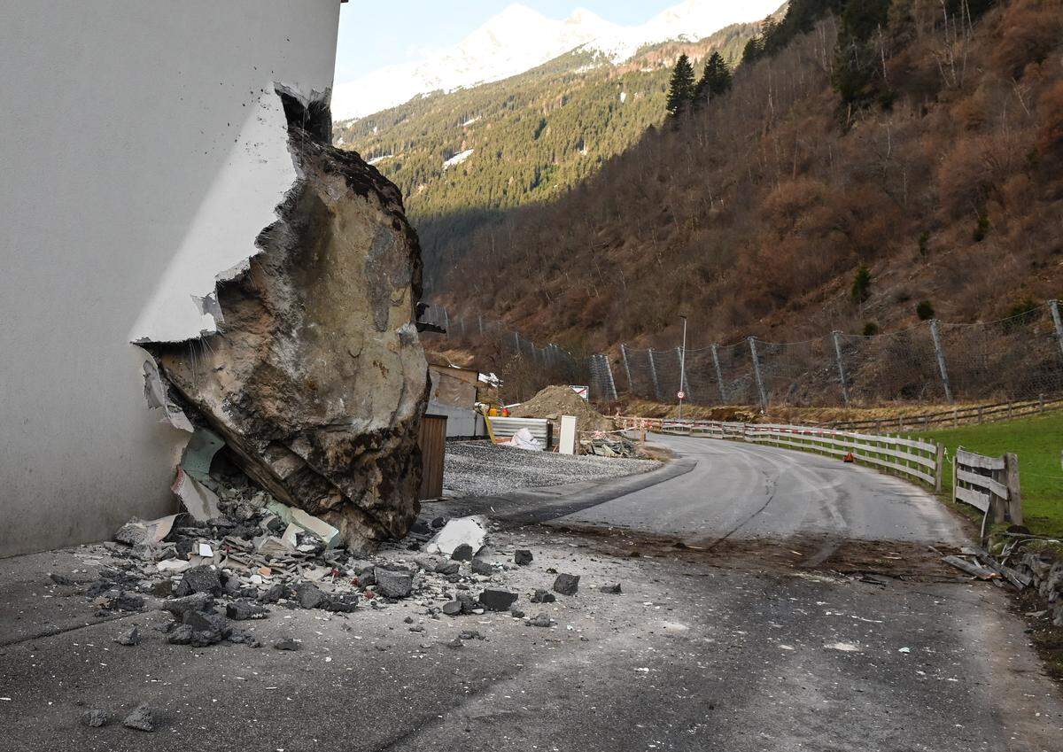 Der mehrere Meter hohe Felsblock, der sich gegen 2.00 Uhr Früh gelöst hatte, blieb mitten in der Hauswand stecken.