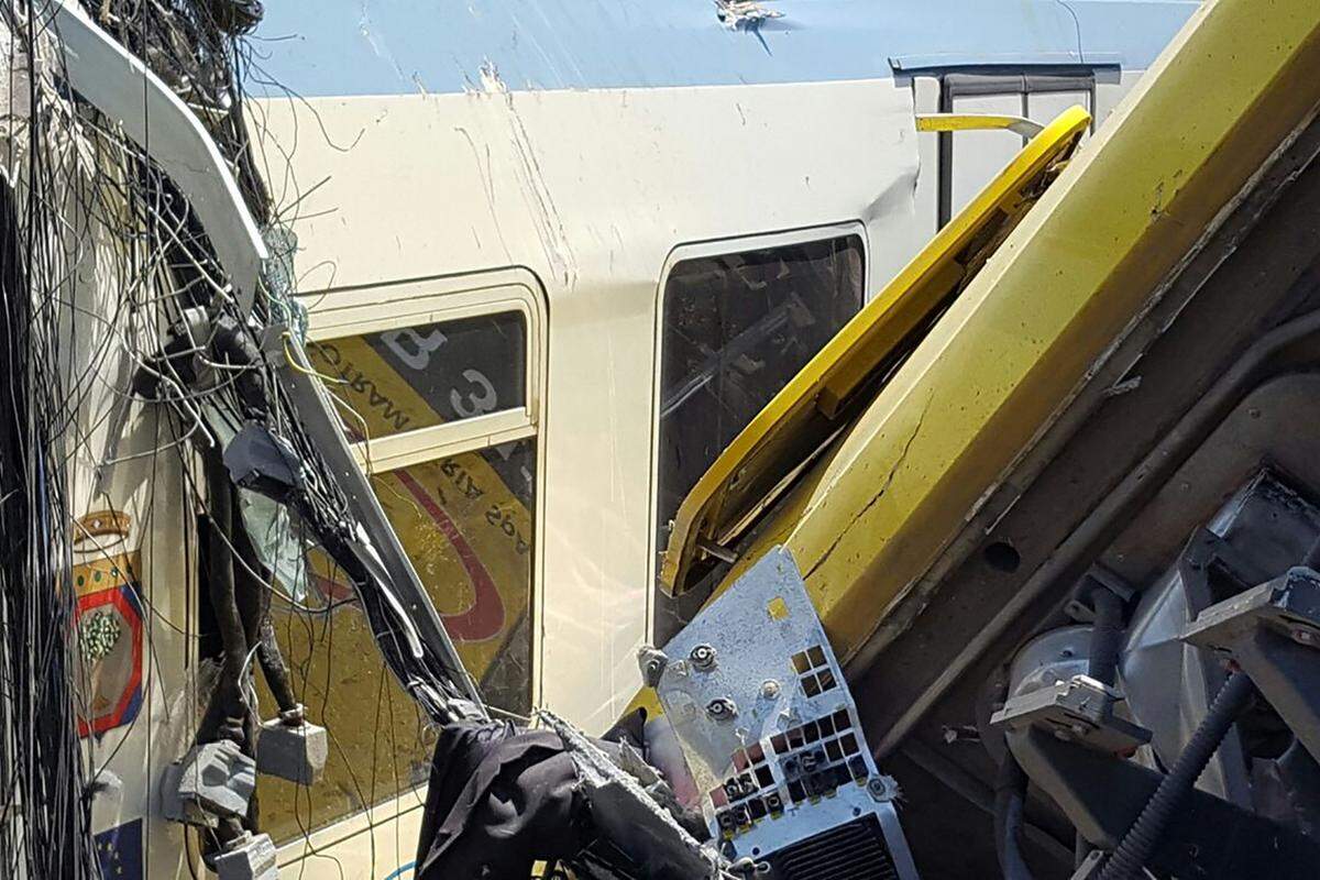 Die Strecke ist eingleisig, jeweils zwei Waggons der Züge verkeilten sich ineinander. Der Bürgermeister von Corato, Massimo Mazzili, postete auf Facebook: "Es ist eine Katastrophe, als ob ein Flugzeug abgestürzt wäre."