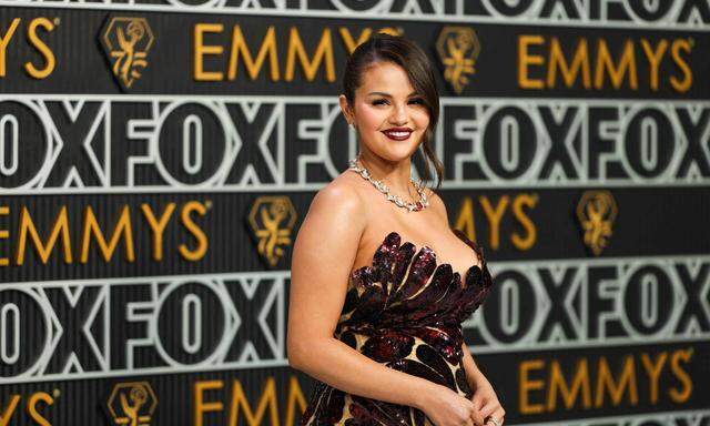 Das Kleid von Selena Gomez wurde mit 450.000 Pailletten besetzt. 