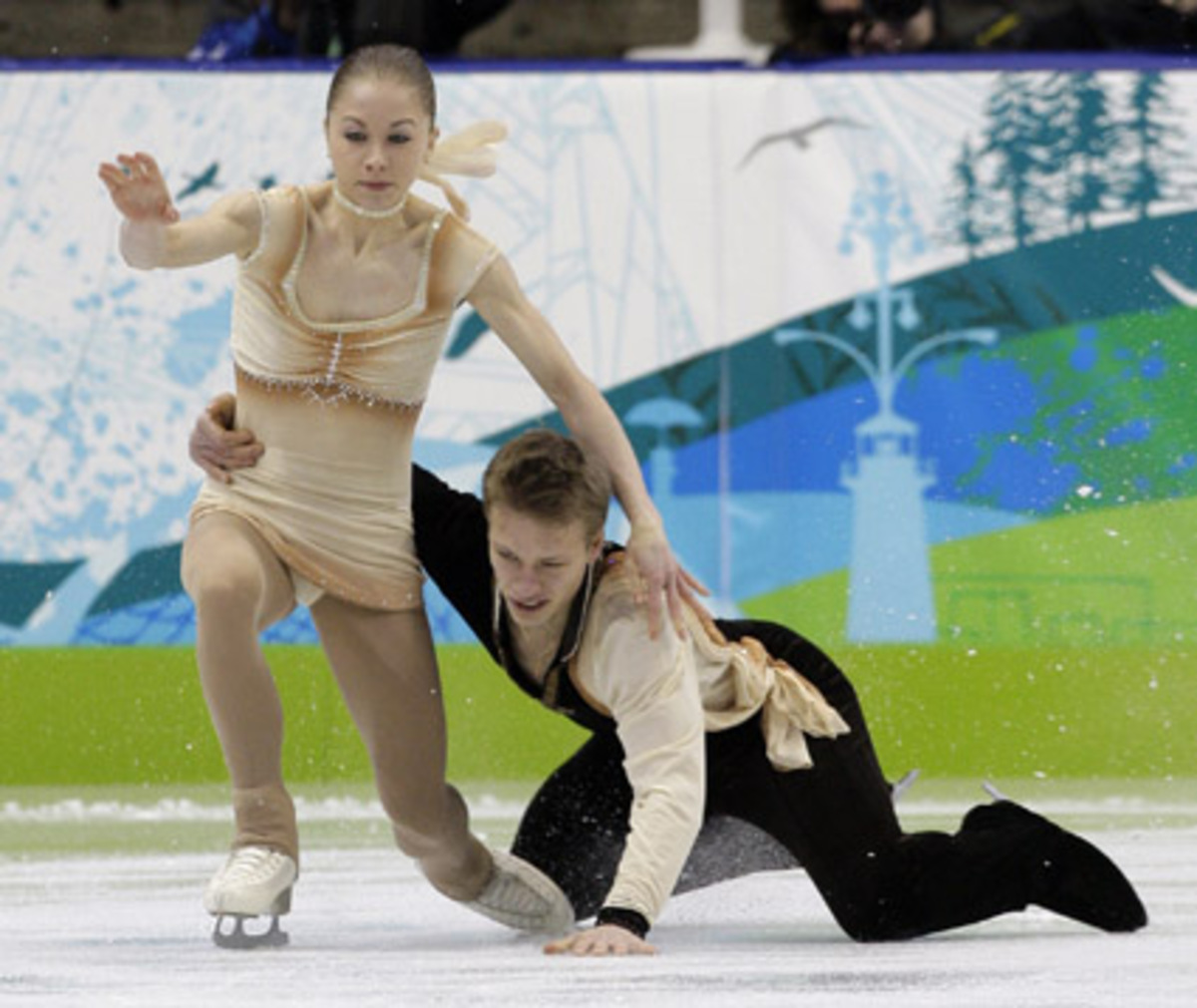 Die Tatsache, dass auch andere Paare unliebsame Bekanntschaft mit dem Eis im Pacific Coliseum machen mussten, konnte da auch nur wenig trösten: Das polnische Paar Mateusz Chruscinski und Joanna Sulej patzte ebenso ...