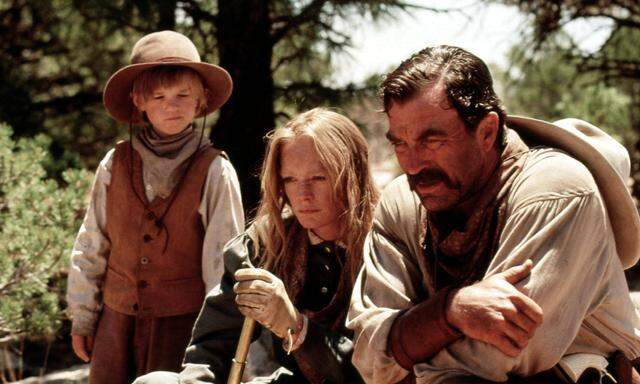 Tom Selleck, Suzy Amis und Haley Joel Osment als Familie Cable in der Verfilmung von „Letztes Gefecht am Saber River“ aus dem Jahr 1996.