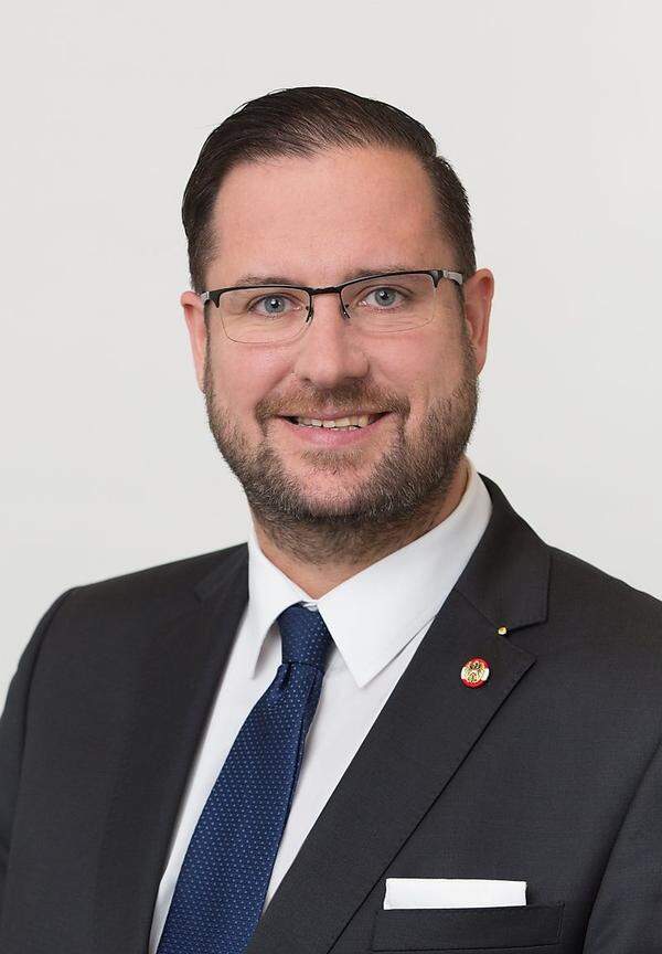 Der 37-jährige Niederösterreicher sitzt seit Oktober 2013 im Parlament, davor war er für wenige Monate Mitglied des Bundesrates. Bis 2010 war Christian Hafenecker Pressechef der niederösterreichischen FPÖ, danach wurde er Landtagsabgeordneter in Niederösterreich.