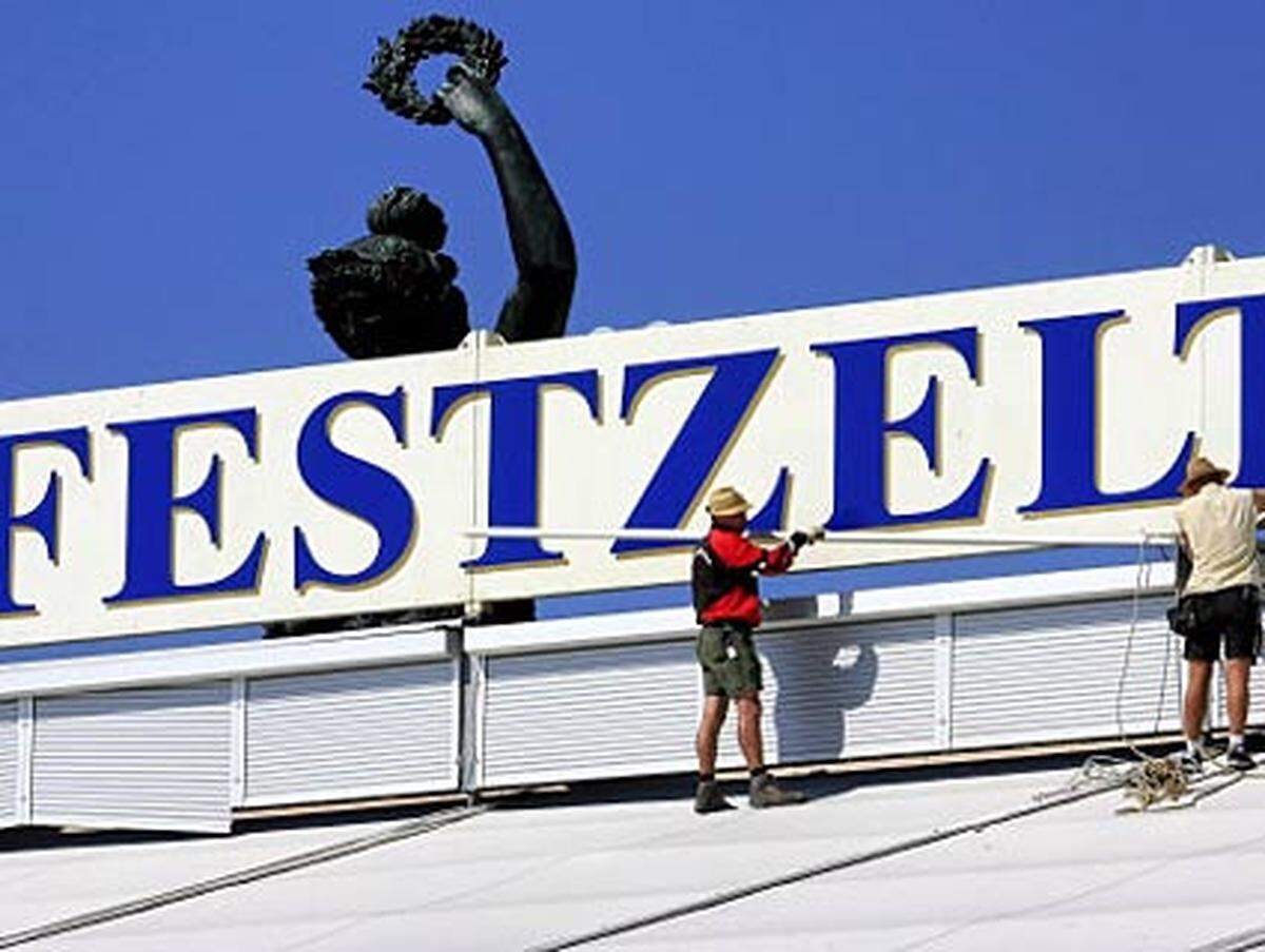 Ein Zelt nach dem anderen wächst auf der Theresienwiese, unter der Bavaria-Statue, in die Höhe. König Ludwig I. ließ diese Figur errichten. Sie ist 18,5 Meter hoch und ist damit die größte Bronzestatue der Welt.