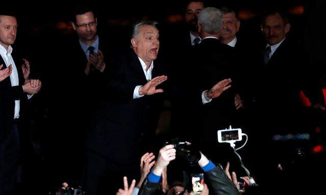 Viktor Orbán ist der Wahlsieger. Die ersten Gratulationen kamen von rechtsaußen.