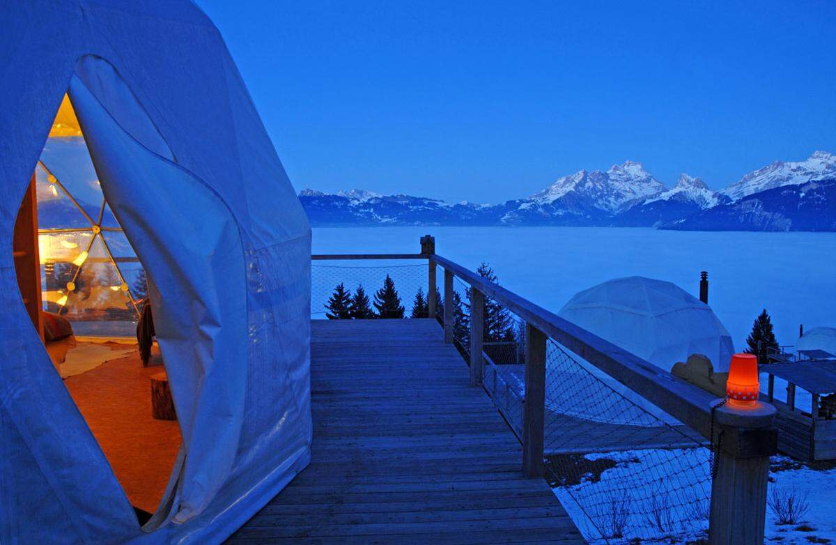 Zwischen 300 und 500 Euro kostet eine Nacht im Igluzelt, je nach Saison. Es gibt nur 15 Zelte, deshalb sollte man frühzeitig buchen, www.whitepod.com.