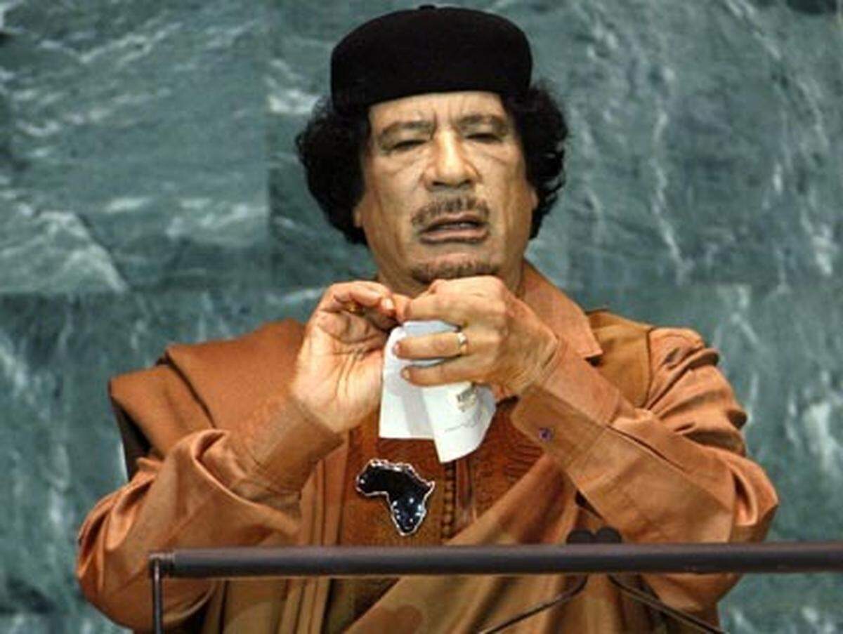 Lange war der ''Schurkenstaat'' international isoliert. Als Gaddafi 2003 allem Terror abschwor, wurde er im Westen zunächst wieder gesellschaftsfähig.  Der exzentrische Staatschef blieb seinen Mustern jedoch treu: 2009 warf er dem Sicherheitsrat "Terrorismus" vor und riss vor aller Augen ein Exemplar der UNO-Charta ein und warf es zu Boden.