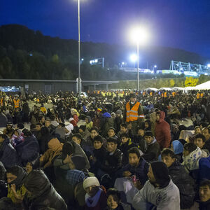 FL�CHTLINGE: ANKUNFT IN SPIELFELD