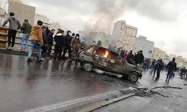 Straßenschlachten in Teheran. Bei den Protesten in Irans Hauptstadt gehen Autos in Flammen auf. Die Sicherheitskräfte des Regimes schießen auf Demonstranten.