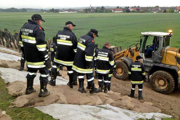 Feuerwehren und das Bundesheer standen im Einsatz. Mit tausenden Sandsäcken und Grädermaterial (Kleinschotter) wurde alles unternommen, um den Damm abzudichten und damit zu halten.