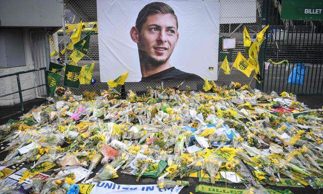 Nantes: Fans legen Blumen, Fahnen und Fotos in Gedenken an Emiliano Sala vor den Stadioneingang.