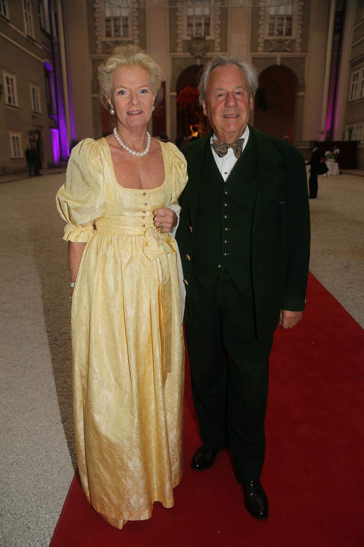 Im festlichen gelben Dirndl erschien Sophie Gräfin von Walderdorff mit Ehemann Johannes.