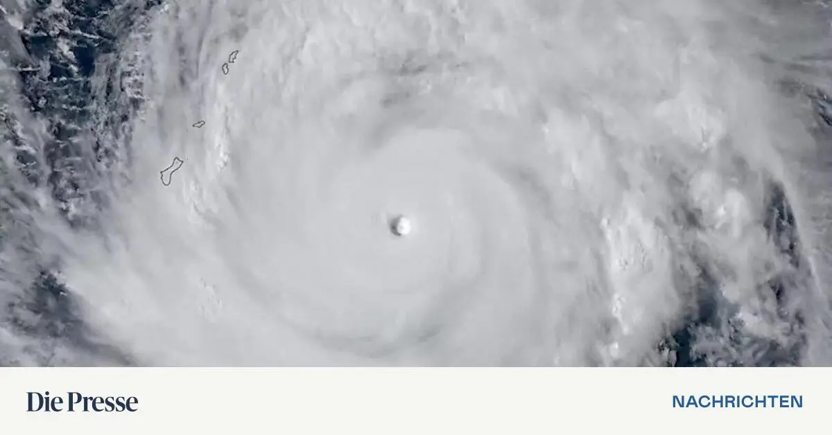 Supertaifun-Sinlaku-Touristen-sitzen-im-Westpazifik-fest