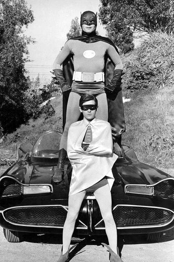 Einen Popularitätschub bekam Batman durch die ABC-Fernsehserie Mitte der 1960er Jahre - dank der "bahnbrechenden" visuellen Effekte ("Boom!", "Pow!") gelungenen Übersetzung ("Heiliges Kanonenrohr!") auch hierzulande.Die Fernsehserie punktete mit absurdem Comic-Humor (Sprechblasen!), 60er-Mode und (bewusst?) mit Camp-Ästhetik.