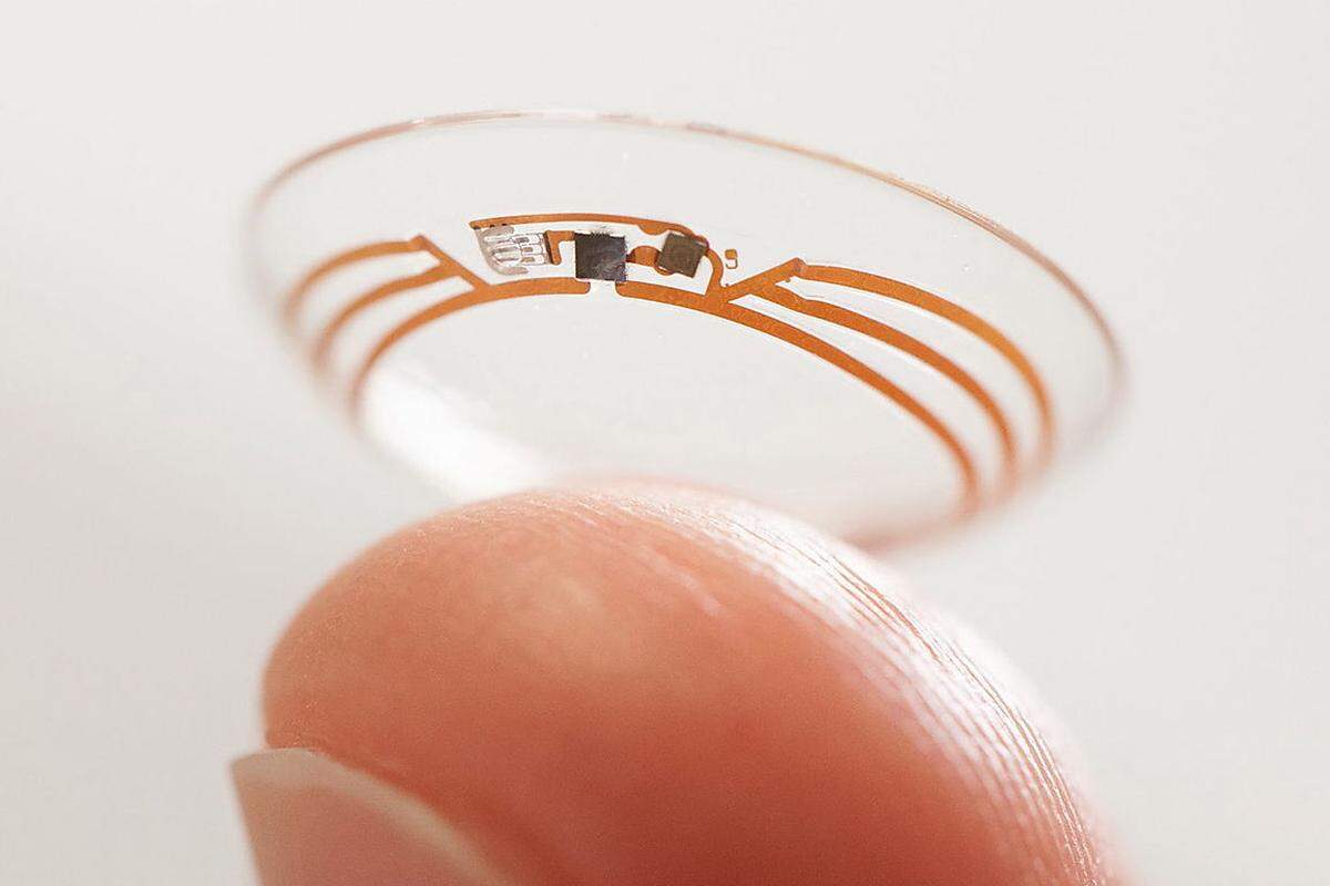 Die "smarten Kontaktlinse" ist die jüngste Errungenschaft aus dem Google-Labor. Die Linse misst mit Hilfe von winzigen Sensoren und eines Chips die Blutzuckerwerte von Diabetikern und schickt sie per Datenfunk an eine App im Smartphone.