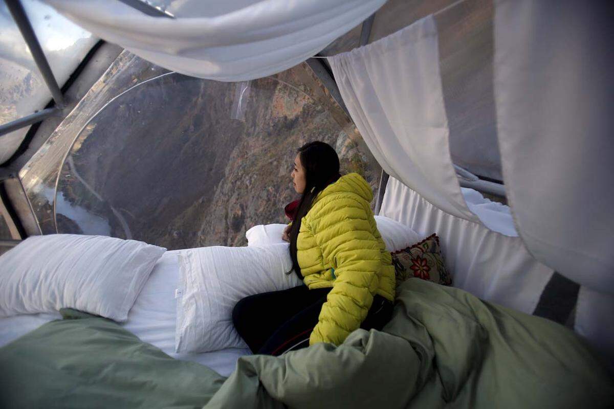 Neben einem großen Bett sind die Lodges auch mit einem Badezimmer, das durch eine Wand abgetrennt ist, ausgestattet. Darin befinden sich ein mobiles WC und Waschbecken.