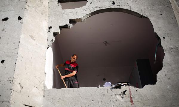 Aufräumarbeiten in Rafah nach einem israelischen Bombentreffer. 