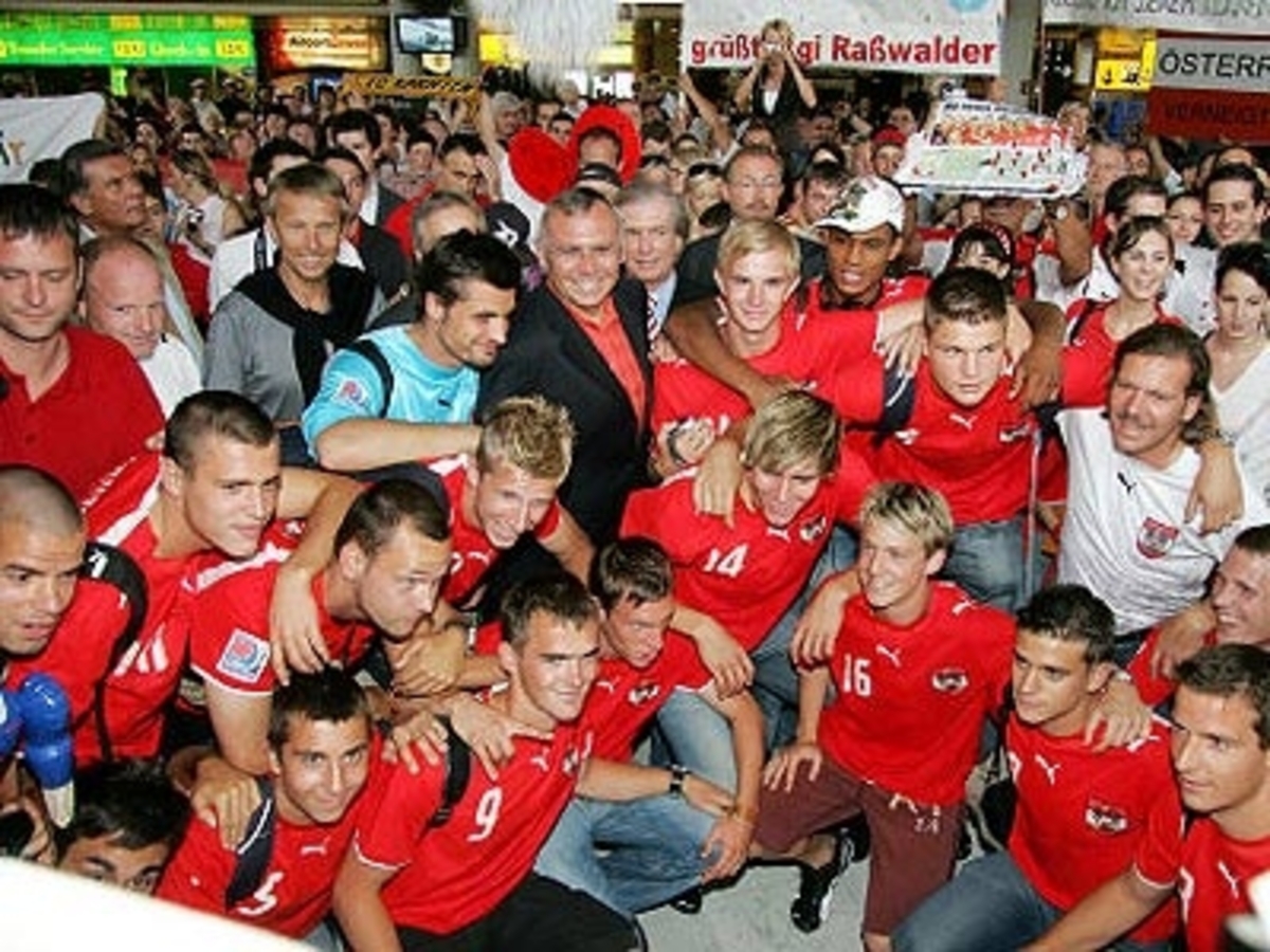 SportÖsterreichs U20-Fußball-Team, das sensationell ins Semifinale der Weltmeisterschaft in Kanada vorgestoßen ist, verpasst durch ein 0:2 gegen Tschechien den Finaleinzug. Im Spiel um Platz drei verliert der ÖFB-Nachwuchs gegen Chile unglücklich 0:1.