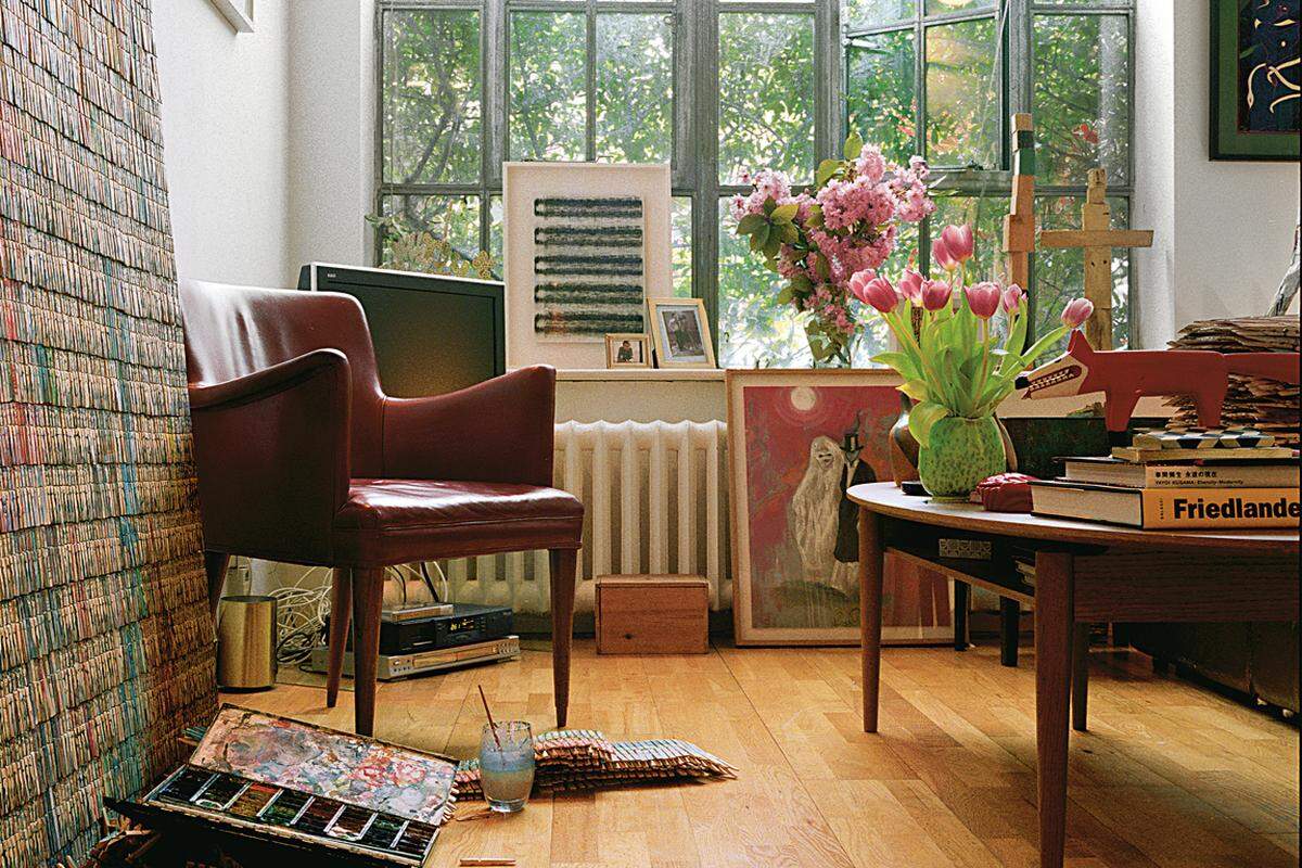 Die Künstler Idris Khan und Annie Morrison vereinen gern die Gegensätze. In ihren Werken genauso wie in ihrem Zuhause, das vollgestopft mit Kunst ist: Chaos mit klaren Linien, Altes mit Neuem. Ein Blick ins Wohnzimmer verrät’s.