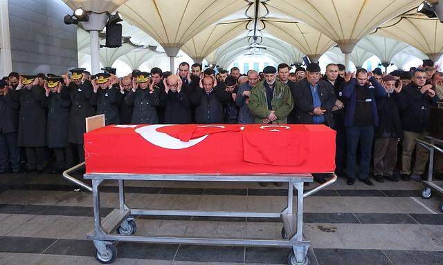 Freunde und Angehörige beten am Sarg von Murat Gül, der bei dem Attentat in Ankara ums Leben gekommen ist.