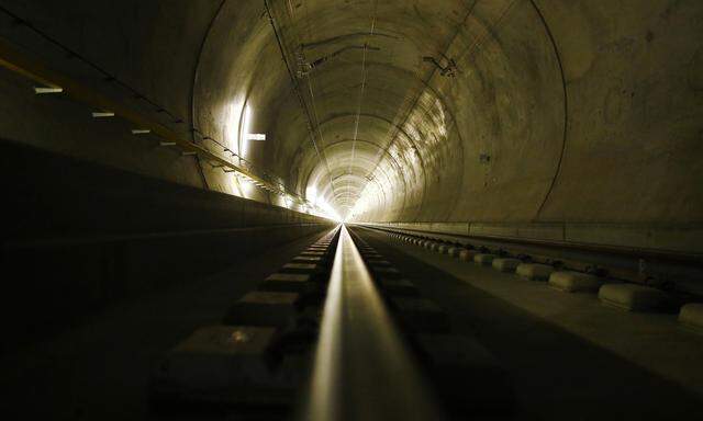Schwarze Löcher, rote Zahlen: Milliardenteure Tunnel allein bringen noch keine Verkehrsverlagerung auf die Schiene.  