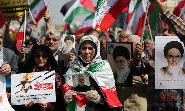 Demonstranten am Freitag in Teheran.