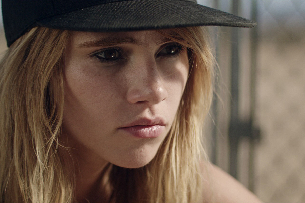 Regie: Ana Lily Amirpour | Mit: Suki Waterhouse, Keanu Reeves, Jim Carrey Staraufgebot gab es zur Premiere der Kannibalen-Romanze "The Bad Batch": Keanu Reeves und Jim Carreykamen nach Venedig. Joe (Jason Momoa) lebt in einer kleinen Gruppe von Kannibalen im von Nahrungsknappheit geprägten Amerika. Auf einem Beutezug fangen sie Samantha (Suki Waterhouse) - und Joe verliebt sich in sein "Essen".