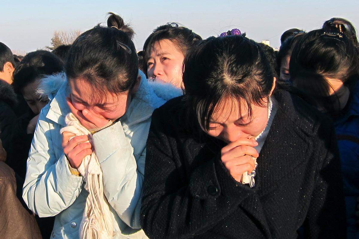 Sie mussten trauern, sie mussten weinen: Doch am Donnerstag ging die staatlich verordnete Trauer um Nordkoreas verstorbenen Diktator Kim Jong-il - in diesen Breitengraden "lieber Führer" genannt - mit einer gigantischen Inszenierung zu Ende.