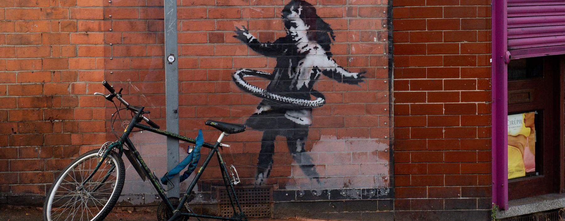 Das „Hula-Hooping Girl“ von Banksy (Oktober 2020), als es seinen Fahrradreifen noch an einer Hausmauer in Nottingham um die Hüften schwang. 