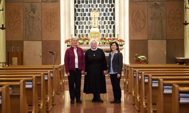 Von links: Cordula Kreinecker (Barmherzige Schwestern Wien), Christa Petra (Steyler Missionsschwestern) und Joanna Jimin Lee (Missionarin Christi), und . Alle drei begrüßen es, dass über das Thema Missbrauch gesprochen wird.