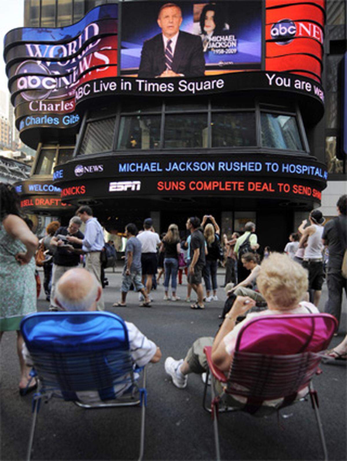 Am Times Square in New York machte sich kollektive Ungläubigkeit breit, wie auch die folgenden Bilder dokumentieren.