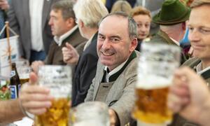 Hubert Aiwanger unter seinen Fans: Freie Wähler im Festzelt in Aschau im Chiemgau.
