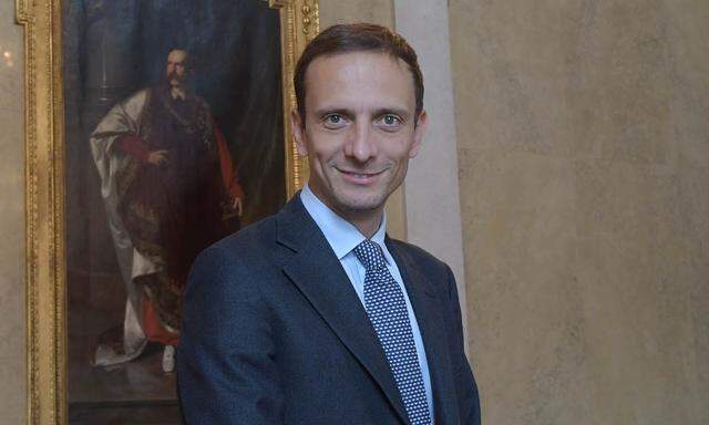 Regionalchef Fedriga mit Franz-Joseph-Porträt im Palazzo del Lloyd Triestino.