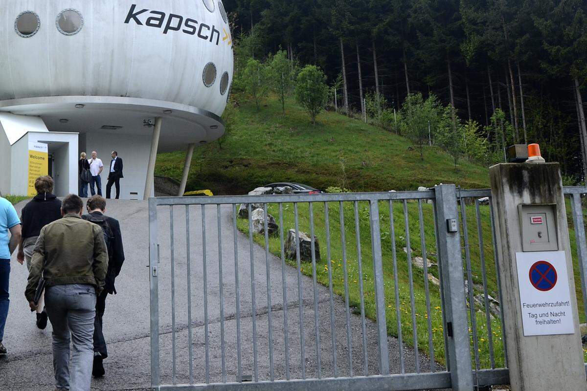 Bereits die Zufahrt zu dem "EarthDataSafe" getauften Bunker ist keine einfache Sache. Zum einen, weil der Standort schlicht schwer zu finden ist. Der Eingang zu "Höhkogel 1" liegt bei einer Tankstelle an der Schnellstraße knapp vor Kapfenberg. Hat man die Einfahrt entdeckt, gilt es noch zwei gut überwachte Tore zu passieren. Nur angemeldete Fahrzeuge dürfen nach einer Kontrolle des Nummernschildes durch.