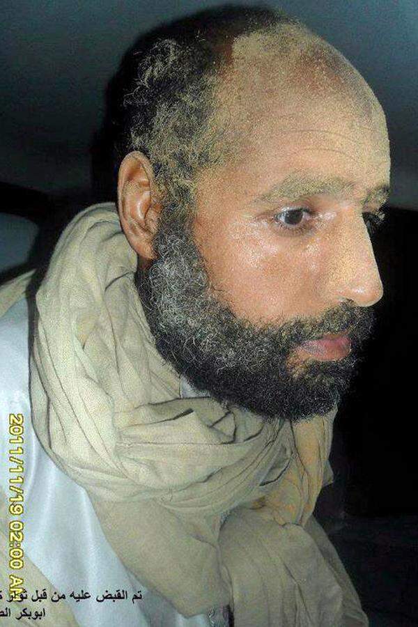 Im November 2011 wurde Saif al-Islam schließlich im Süden Libyens nahe der Grenze zum Niger gefasst. Seitdem wird es in der libyschen Stadt Sintan festgehalten. Sein Vater war einen Monat zuvor bei der Einnahme seiner Heimatstadt Sirte von Rebellen getötet worden.