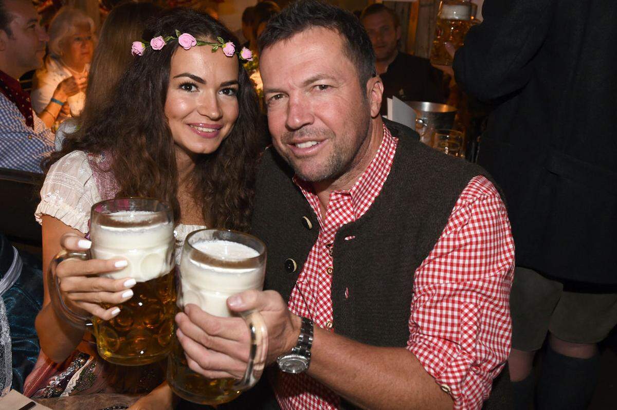 Deutschlands Rekord-Fußballnationalspieler Lothar Matthäus absolvierte seine fünfte Hochzeit. Er gab seiner Freundin Anastasia das Jawort. Das Paar lebt mit Söhnchen Milan, der im April dieses Jahres geboren wurde, in der ungarischen Hauptstadt Budapest.