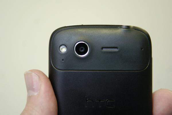 Mit fünf Megapixel ist die Kamera-Auflösung in Ordnung, die Bildqualität könnte aber besser sein. Der Weißabgleich ist deutlich treffsicherer als etwa bei der Kamera des Nexus S, das auch über einen 5-Megapixel-Sensor verfügt. Wird es dünkler, kommt der LED-Blitz zum Einsatz.