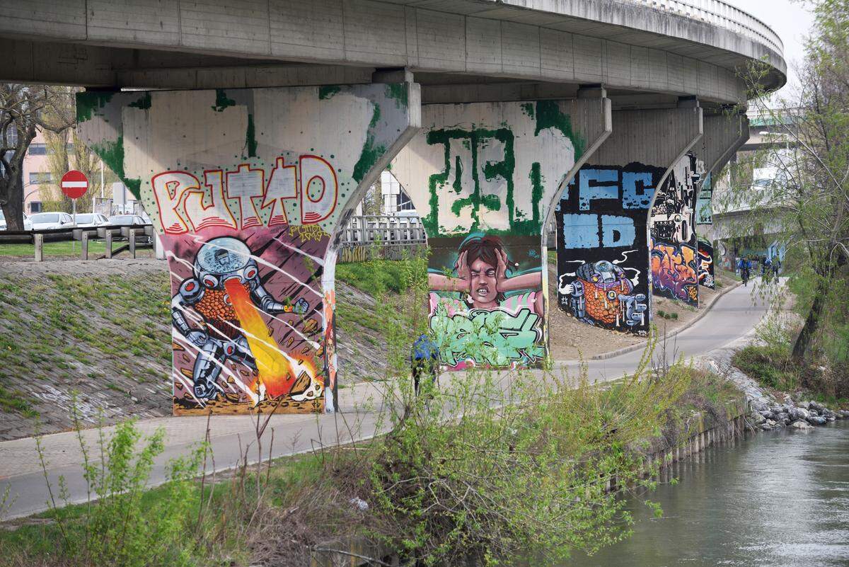 Aufwendig gestaltete Bilder prägen derzeit das Bild am Donaukanal zwischen Schwedenplatz und Heiligenstadt.