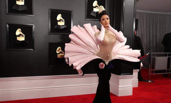 Aus einer Muschel entstieg Rapperin Cardi B, die dem Vintage-Outfit von Mugler Couture (Jahrgang 1995) die Perlenkrone aufsetzte. In die Grammy-Geschichte wird nicht nur ihre Kleiderwahl eingehen, sondern auch die Verleihung: Sie gewann als erste Frau einen Grammy für das beste Rap-Album.