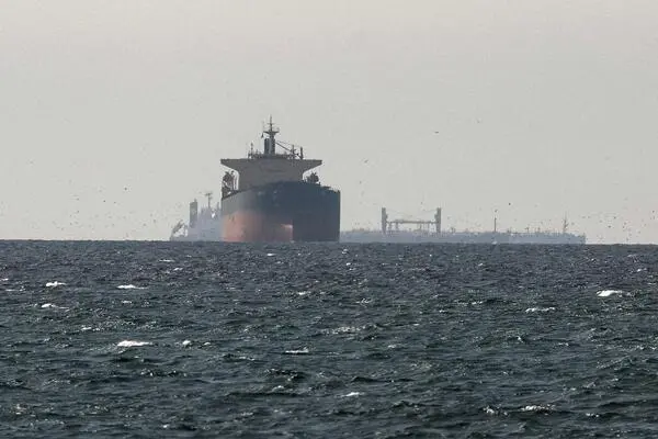 Ein Schiff in der Straße von Hormuz.