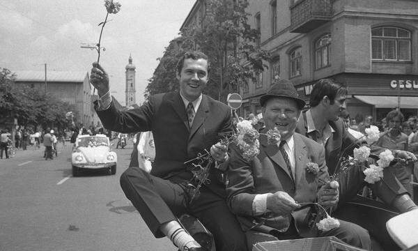 Autokorso durch die Münchener Innenstadt in Juni 1969: Franz Beckenbauer zeigt die Nelke, auch August Starek ist an Bord als deutscher Meister.