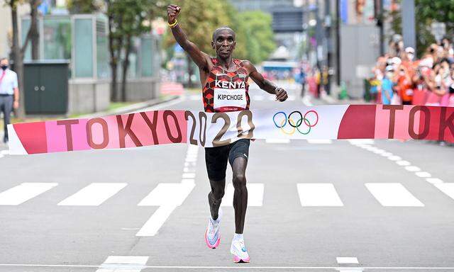 (210808) -- SAPPORO, Aug. 8, 2021 -- Eliud Kipchoge of Kenya celebrates after the men s marathon final at the Tokyo 202