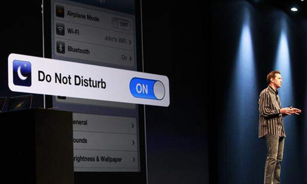 Der "Do not Disturb"-Modus sorgt dafür, dass Benachrichtigungen zu unpassenden Momenten keinen Lärm machen. iOS 6 soll im Herbst für iPhone 3GS, 4, 4S und das iPad 2und das neue iPad verfügbar sein. Das erste iPad wird von dem Update ausgeschlossen.