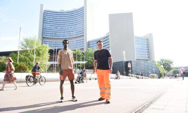  Persy Bulayumi (l.) und Eugene Quinn von der Vienna Walking Week vor der UNO-City. 