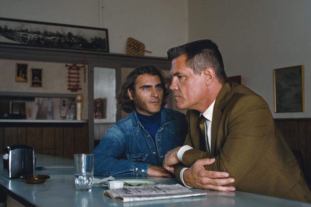 Joaquin Phoenix muss weiterhin auf seinen ersten Oscar warten. Nominiert war er mehrmals, für "Gladiator", "Walk the Line" und "The Master". In Paul Thomas Andersons Krimi-Drama "Inherent Vice" legt er einmal mehr eine Glanzleistung ab. Der Streifen, der auf dem Buch von Thomas Pynchon basiert, ist nur für das beste adaptierte Drehbuch nominiert.