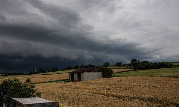 Ein schweres Unwetter mit dunklen Wolken rollte auf den bayerischen Ort Bamberg zu. 