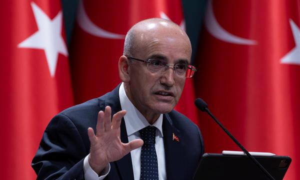 Die türkische Regierung will bei den staatlichen Ausgaben den Gürtel enger schnallen und so die horrende Inflation im Land eindämmen.